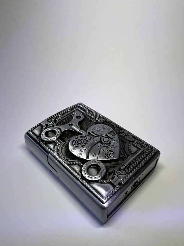 فندک فلزی طرح زیپو برند لایتر(Lighter) طرح قلب استیمپانک (Steampunk)، بدنه برجسته و خاص