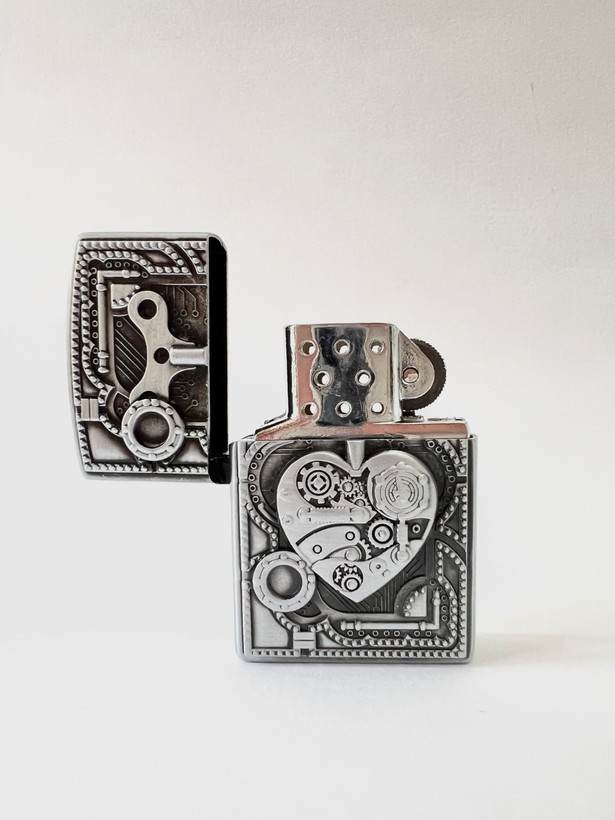 فندک فلزی طرح زیپو برند لایتر(Lighter) طرح قلب استیمپانک (Steampunk)، بدنه برجسته و خاص