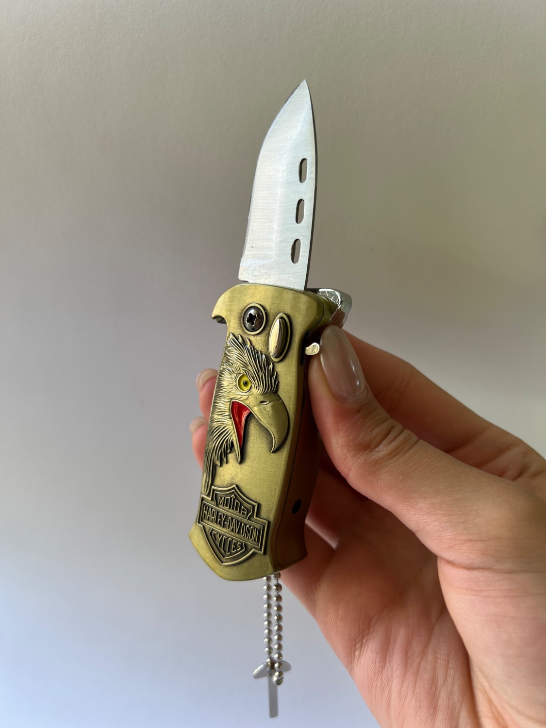 فندک اتمی برند لایتر(Lighter) دوکاره طرح هارلی دیویدسون همراه با چاقوی ضامندار مخفی رنگ طلایی