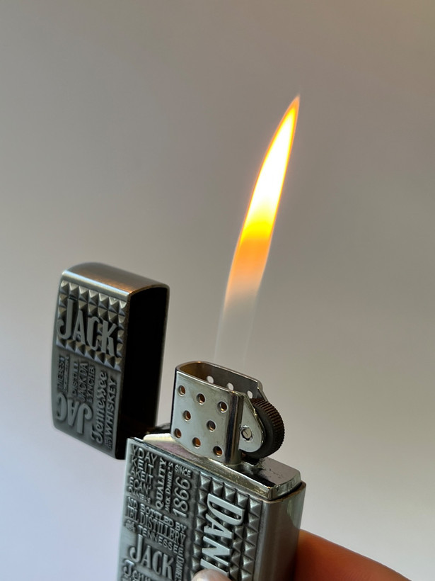 فندک فلزی برند لایتر(Lighter) طرح زیپو مدل جک دنیلز بدنه نقشبرجسته و بافتدار کلاسیک