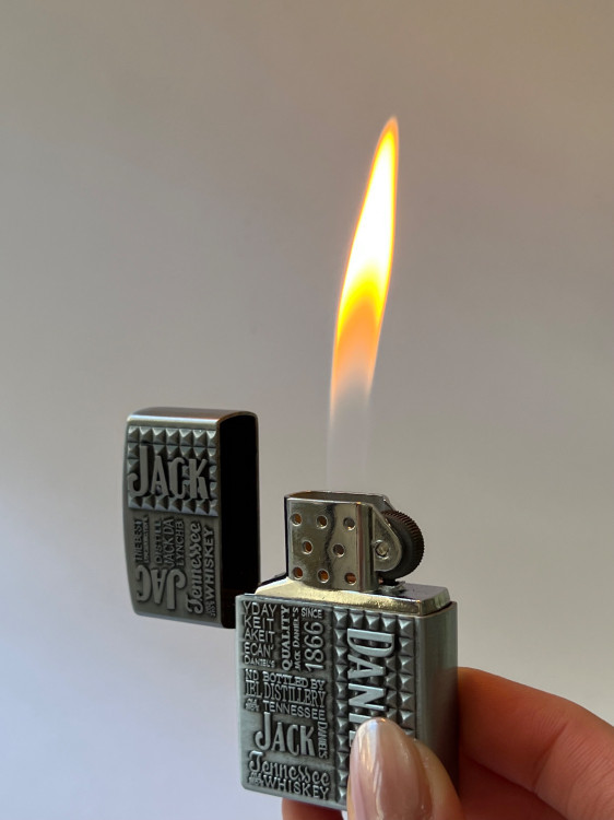 فندک فلزی برند لایتر(Lighter) طرح زیپو مدل جک دنیلز بدنه نقشبرجسته و بافتدار کلاسیک