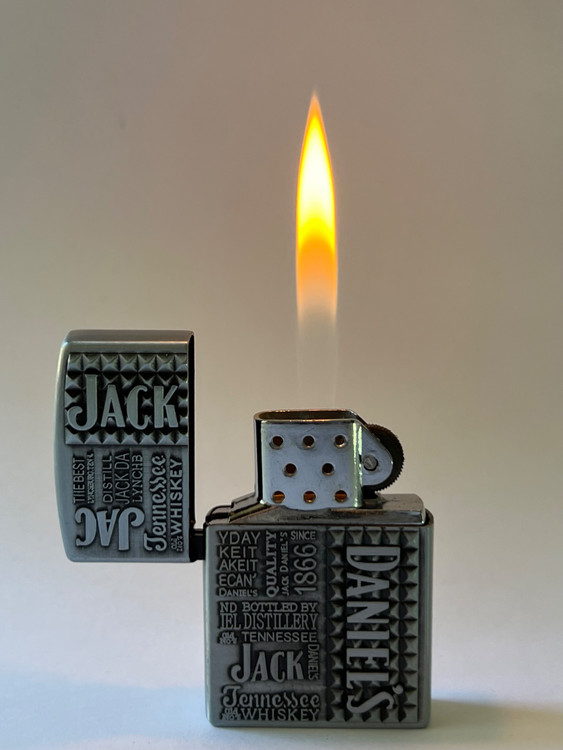 فندک فلزی برند لایتر(Lighter) طرح زیپو مدل جک دنیلز بدنه نقشبرجسته و بافتدار کلاسیک