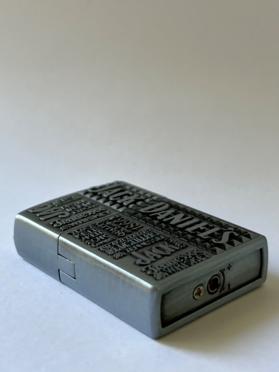 فندک فلزی برند لایتر(Lighter) طرح زیپو مدل جک دنیلز بدنه نقشبرجسته و بافتدار کلاسیک