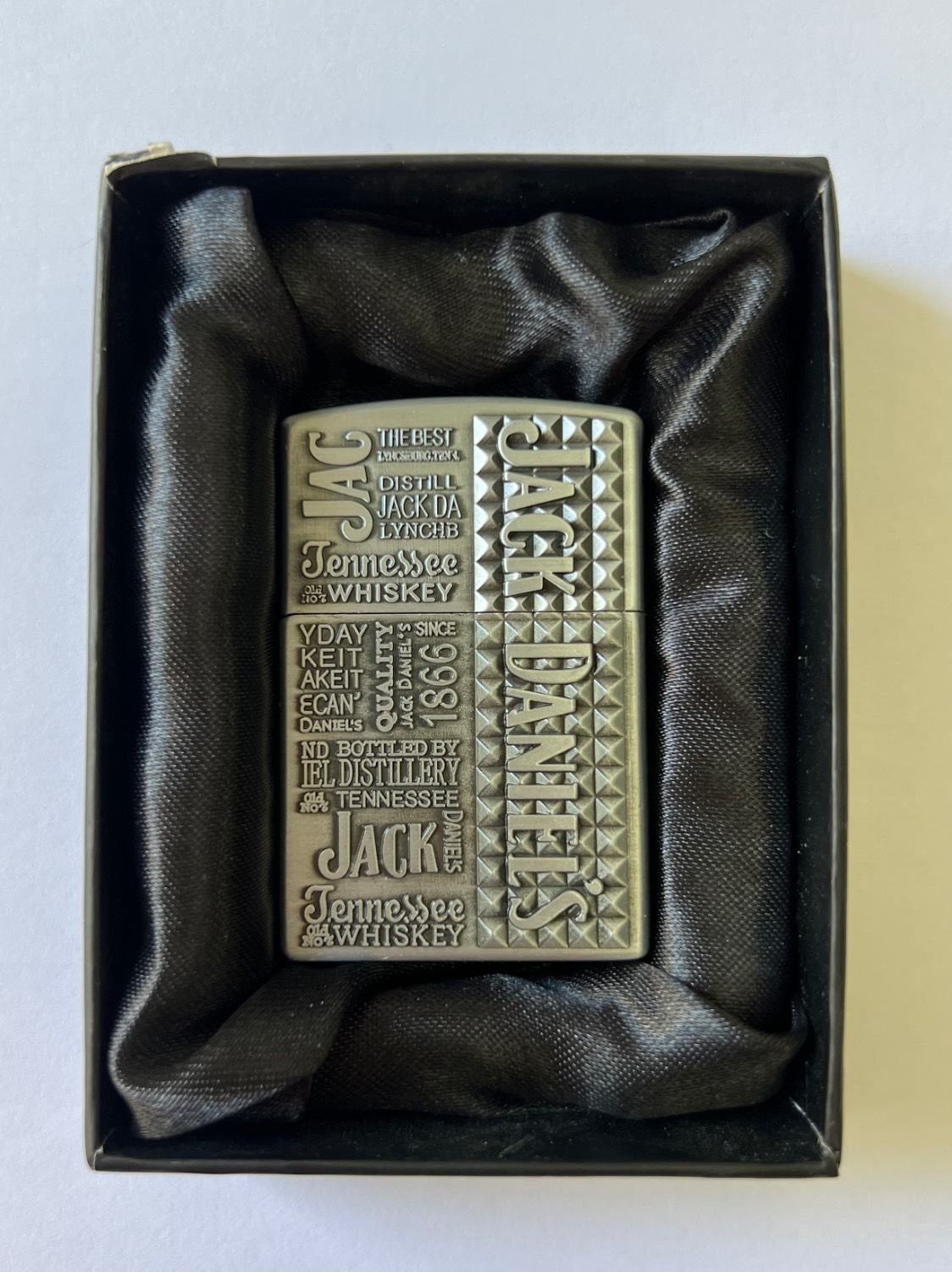 فندک فلزی برند لایتر(Lighter) طرح زیپو مدل جک دنیلز بدنه نقشبرجسته و بافتدار کلاسیک