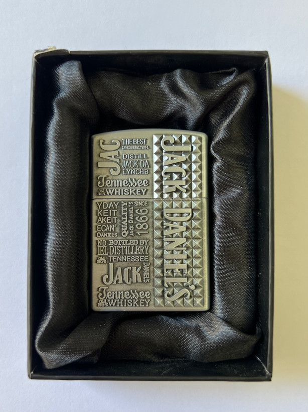 فندک فلزی برند لایتر(Lighter) طرح زیپو مدل جک دنیلز بدنه نقشبرجسته و بافتدار کلاسیک