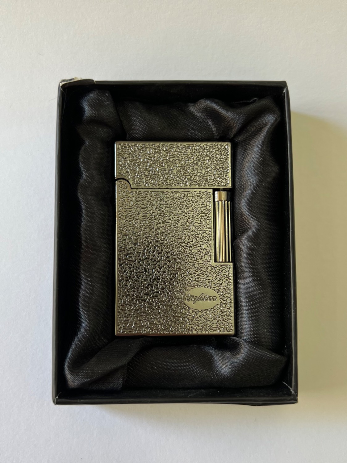 فندک گازی برند لایتر(Lighter) پیر کاردین (Pierre Cardin) مدل کلاسیک بافتدار - سیلور و دودی