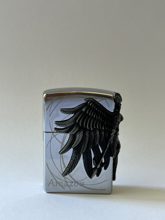 فندک گازی طرح زیپو برند لایتر(Lighter) مدل «Amazon Angel» نقرهای براق با بال فرشته برجسته سیاه قلم