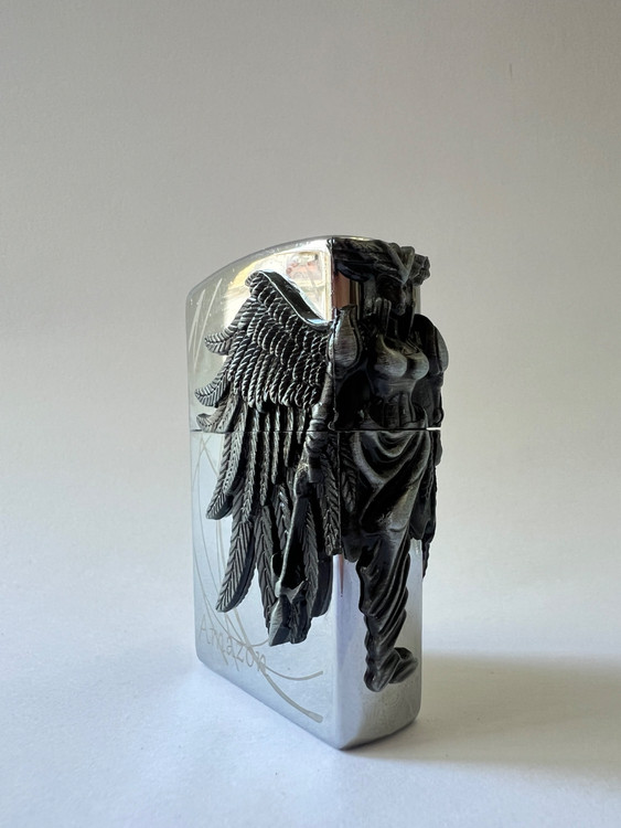 فندک گازی طرح زیپو برند لایتر(Lighter) مدل «Amazon Angel» نقرهای براق با بال فرشته برجسته سیاه قلم