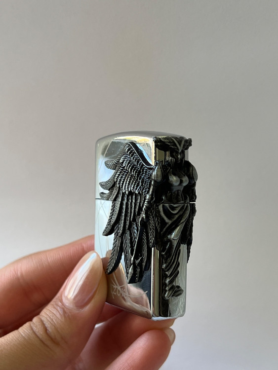فندک گازی طرح زیپو برند لایتر(Lighter) مدل «Amazon Angel» نقرهای براق با بال فرشته برجسته سیاه قلم