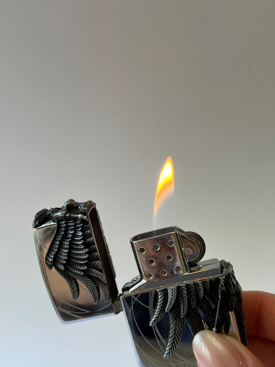 فندک گازی طرح زیپو برند لایتر(Lighter) مدل «Amazon Angel» نقرهای براق با بال فرشته برجسته سیاه قلم
