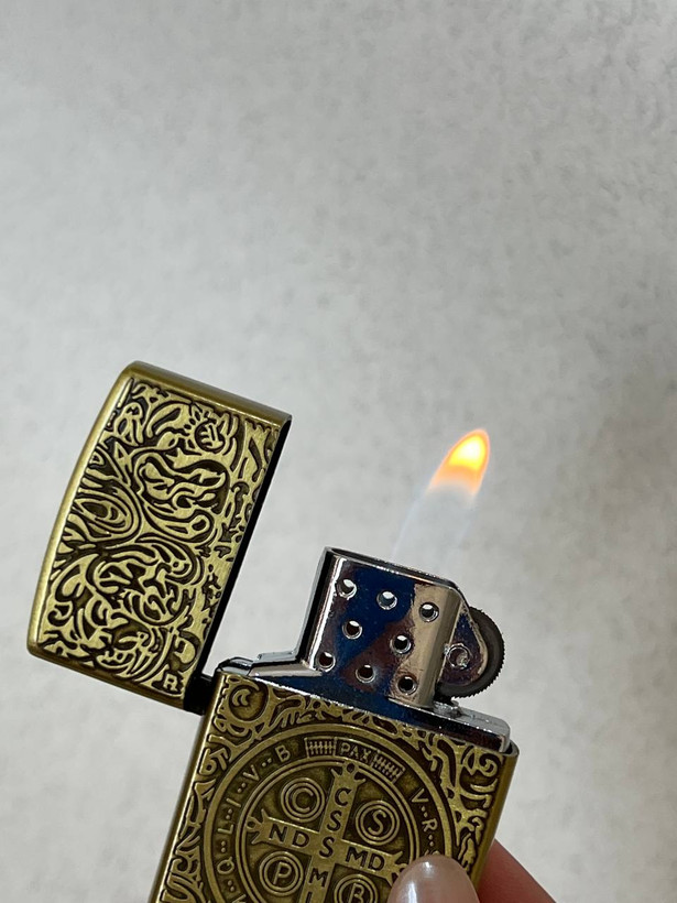 فندک گازی طرح زیپو مدل کنستانتین (Constantine) – بدنه حکاکی عمیق برند لایتر