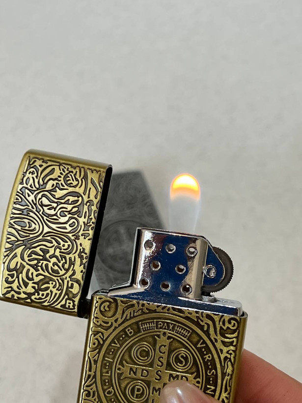 فندک گازی طرح زیپو مدل کنستانتین (Constantine) – بدنه حکاکی عمیق برند لایتر