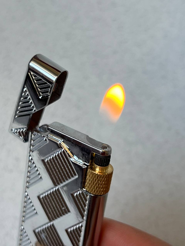 فندک گازی لوکس کلاسیک چرخ بغل برند لایتر(Lighter) مدل Geometric (هندسی) – شعله نرم و بدنه اسلیم
