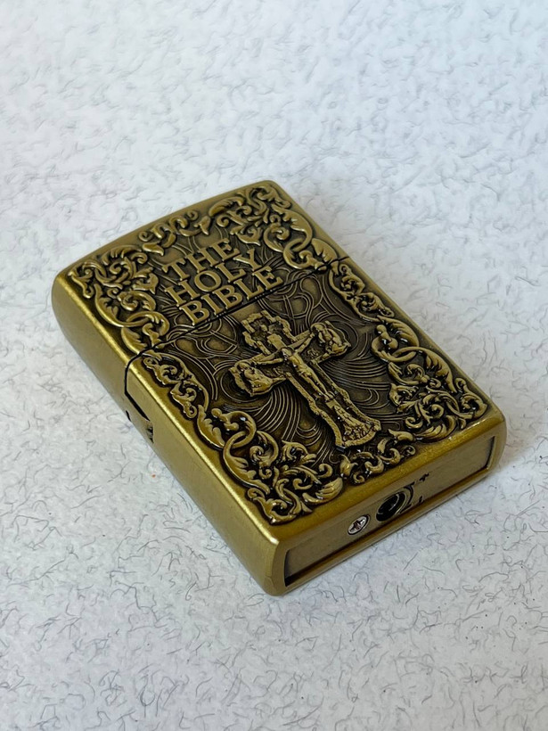 فندک گازی برند لایتر (Lighter) بدنه فلزی طرح حکاکی کتاب مقدس و صلیب دو رنگ | طرح زیپو