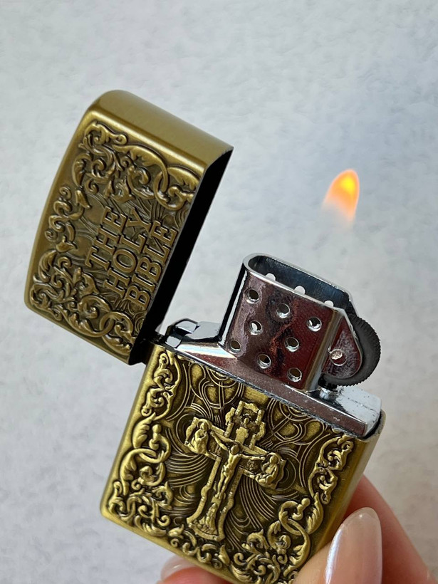 فندک گازی برند لایتر (Lighter) بدنه فلزی طرح حکاکی کتاب مقدس و صلیب دو رنگ | طرح زیپو