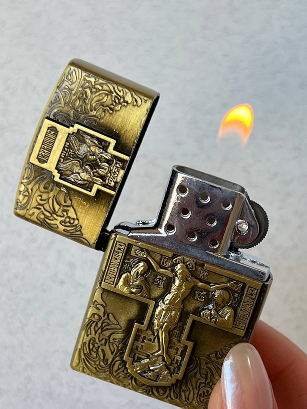 فندک فلزی گازی طرح زیپو برند لایتر(Lighter) طرح صلیب و نقش برجسته کلاسیک دو رنگ