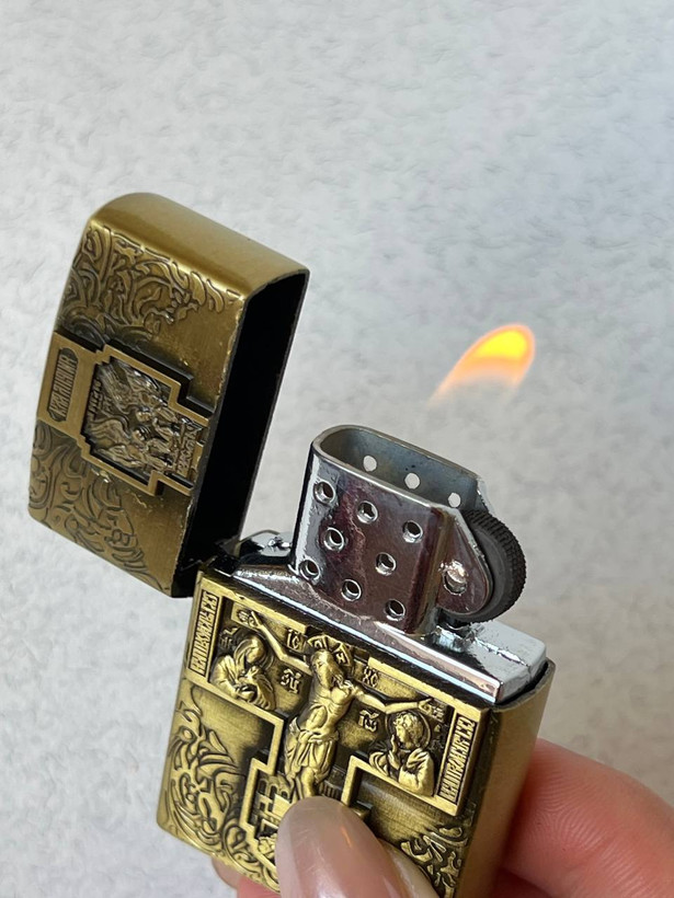 فندک فلزی گازی طرح زیپو برند لایتر(Lighter) طرح صلیب و نقش برجسته کلاسیک دو رنگ