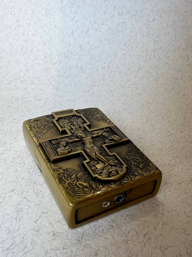 فندک فلزی گازی طرح زیپو برند لایتر(Lighter) طرح صلیب و نقش برجسته کلاسیک دو رنگ
