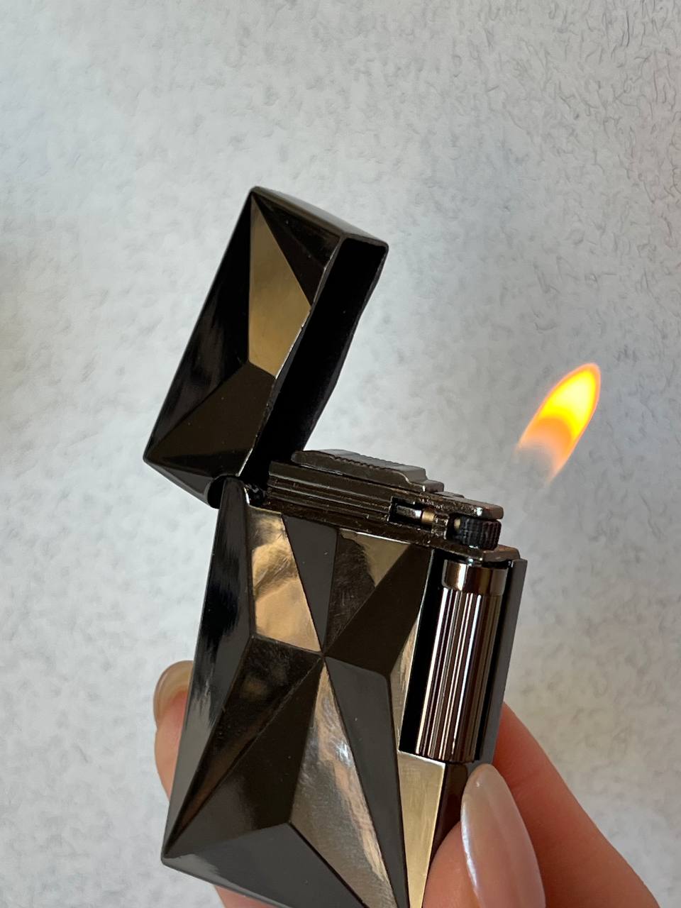 فندک گازی بغل زن برند لایتر(Lighter) بدنه فلزی طرح کریستال دو رنگ