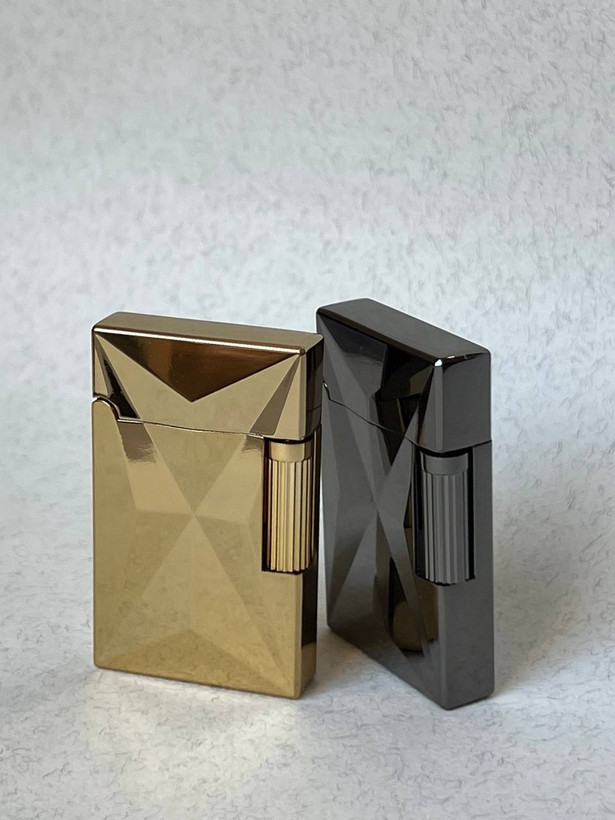 فندک گازی بغل زن برند لایتر(Lighter) بدنه فلزی طرح کریستال دو رنگ