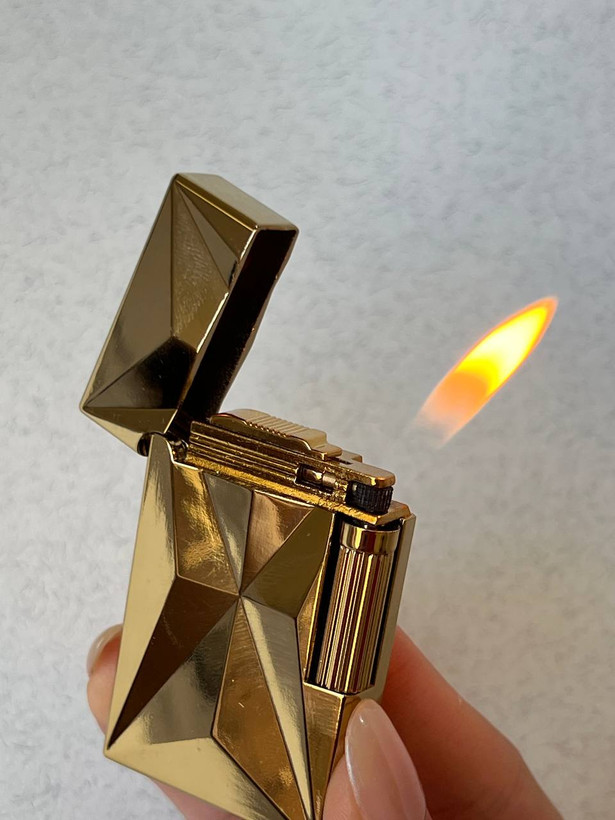 فندک گازی بغل زن برند لایتر(Lighter) بدنه فلزی طرح کریستال دو رنگ