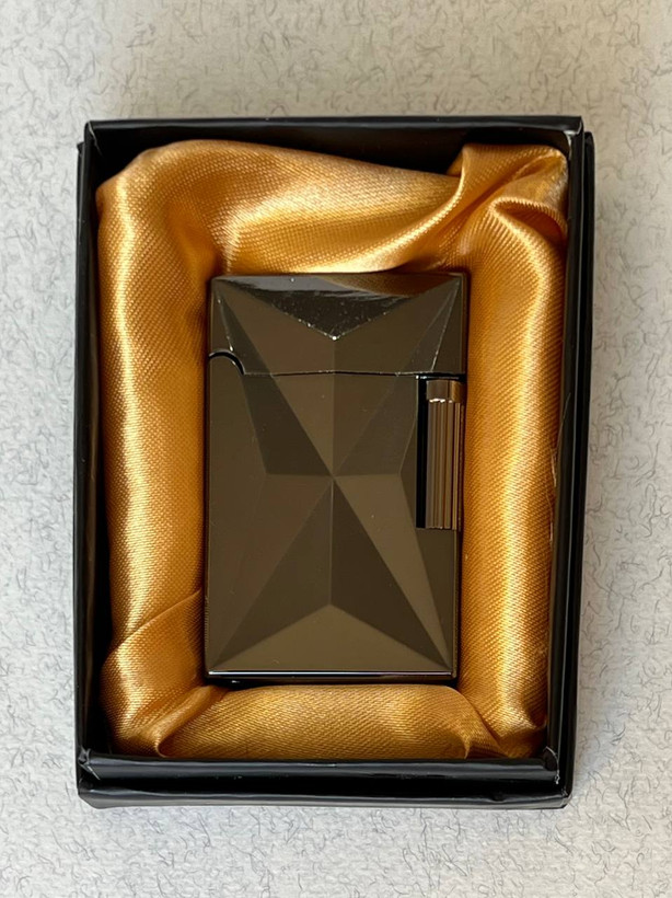 فندک گازی بغل زن برند لایتر(Lighter) بدنه فلزی طرح کریستال دو رنگ