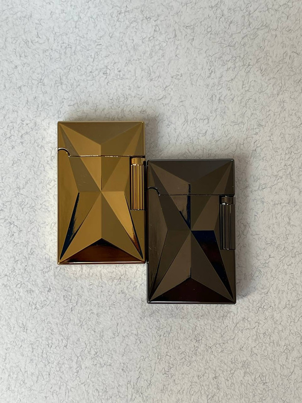 فندک گازی بغل زن برند لایتر(Lighter) بدنه فلزی طرح کریستال دو رنگ