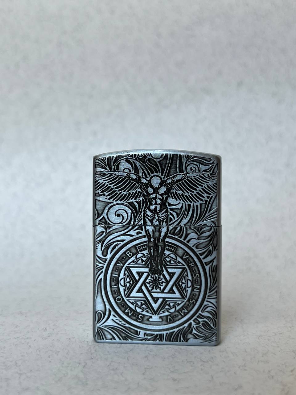 فندک گازی طرح زیپو برند  لایتر(Lighter) طرح «فرشته نگهبان» (Guardian Angel) – حکاکی برجسته اساطیری
