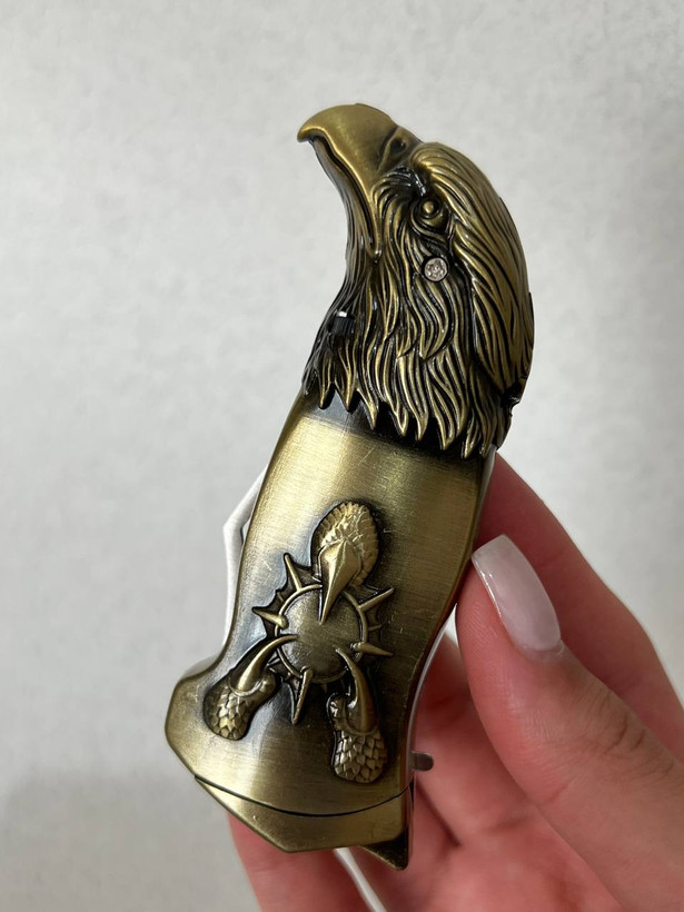 فندک اتمی شعله قرمز دوکاره طرح عقاب برجسته مدل Lucky Wings برند لایتر (همراه با چاقوی ضامندار مخفی) در دو رنگ