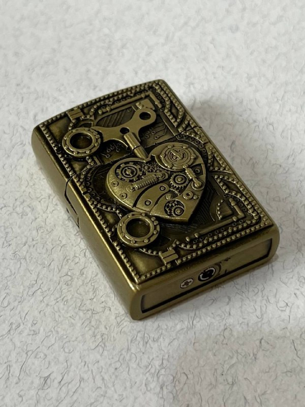 فندک فلزی طرح زیپو برند لایتر(Lighter) طرح قلب استیمپانک (Steampunk)، بدنه برجسته و خاص در 2 رنگ