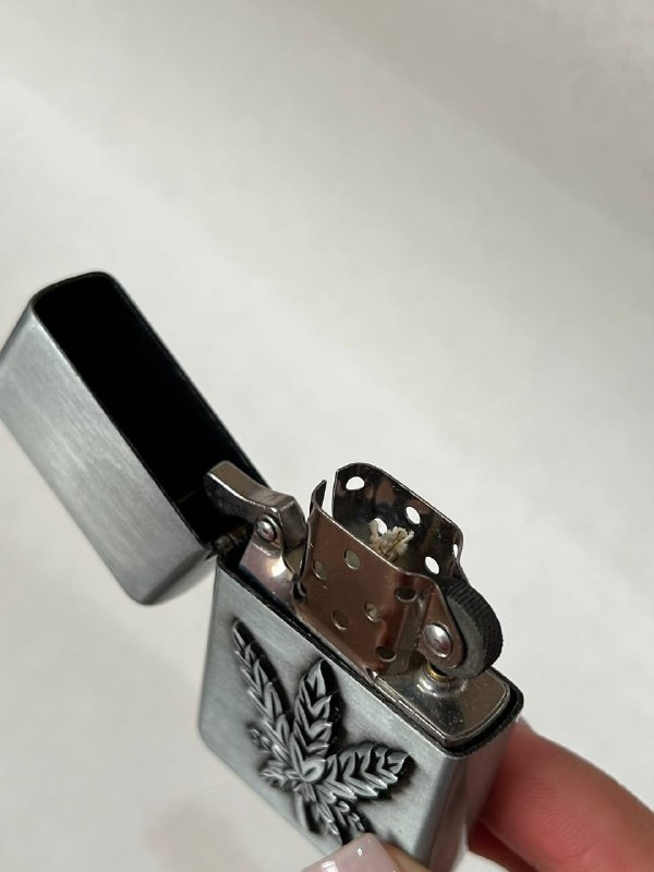 پک هدیه ۴ تکه فندک بنزینی لایتر (LIGHTER) طرح برگ برجسته با چوب سیگار و بنزین | فروشگاه بارزار