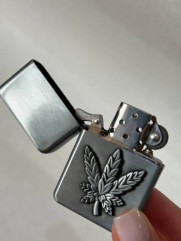 پک هدیه ۴ تکه فندک بنزینی لایتر (LIGHTER) طرح برگ برجسته با چوب سیگار و بنزین | فروشگاه بارزار
