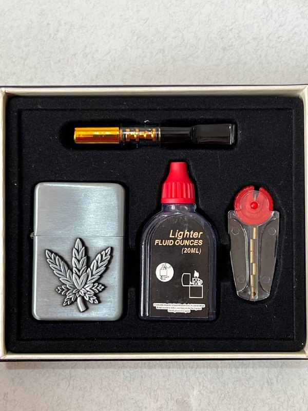 پک هدیه ۴ تکه فندک بنزینی لایتر (LIGHTER) طرح برگ برجسته با چوب سیگار و بنزین | فروشگاه بارزار