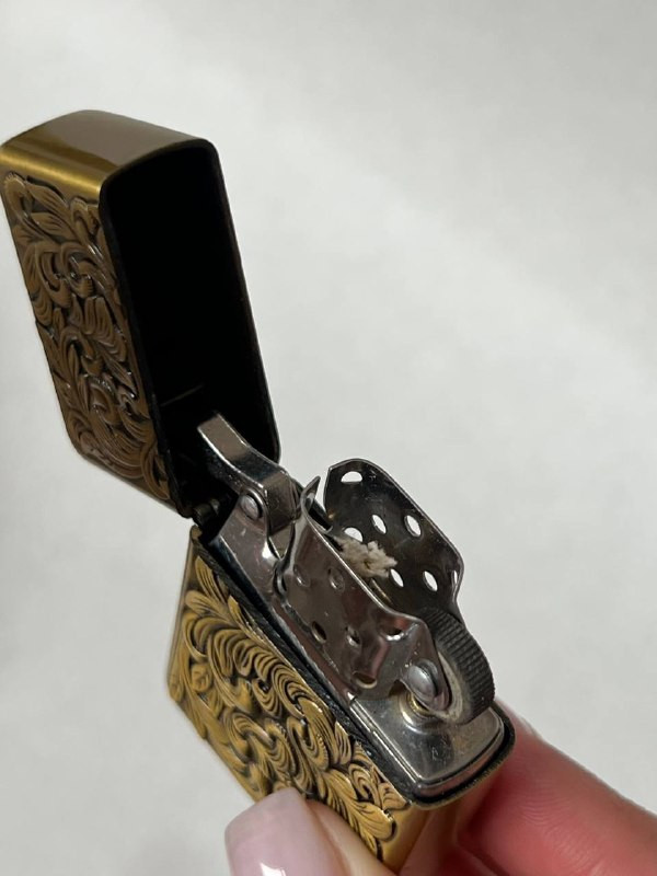 پک هدیه ۴ تکه فندک بنزینی لایتر (LIGHTER) طرح اسلیمی طلایی با چوب سیگار و بنزین | فروشگاه بارزار