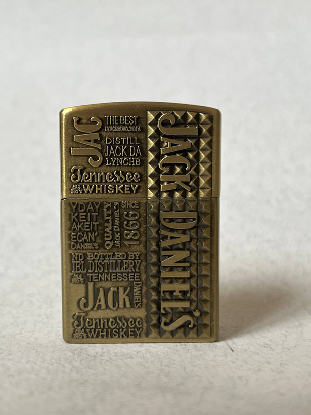 فندک فلزی برند لایتر(Lighter) طرح زیپو مدل جک دنیلز بدنه نقشبرجسته و بافتدار کلاسیک در دو رنگ