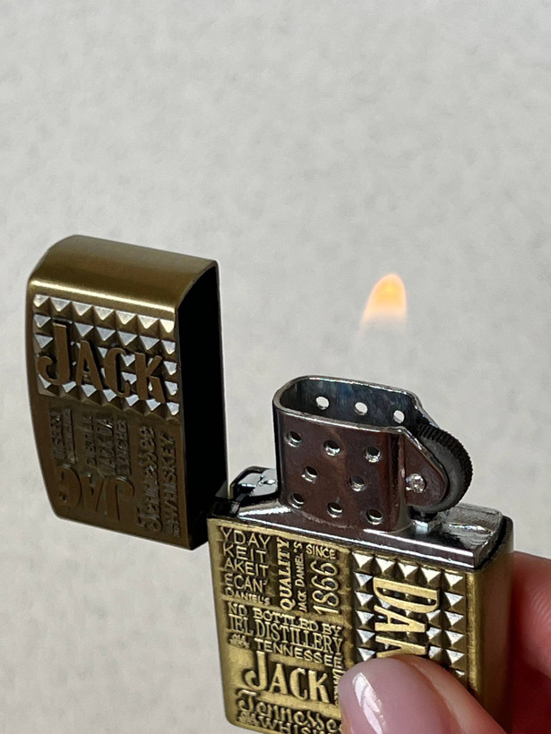 فندک فلزی برند لایتر(Lighter) طرح زیپو مدل جک دنیلز بدنه نقشبرجسته و بافتدار کلاسیک در دو رنگ