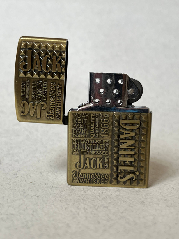 فندک فلزی برند لایتر(Lighter) طرح زیپو مدل جک دنیلز بدنه نقشبرجسته و بافتدار کلاسیک در دو رنگ