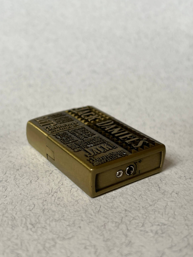 فندک فلزی برند لایتر(Lighter) طرح زیپو مدل جک دنیلز بدنه نقشبرجسته و بافتدار کلاسیک در دو رنگ