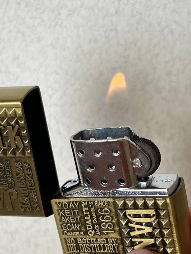 فندک فلزی برند لایتر(Lighter) طرح زیپو مدل جک دنیلز بدنه نقشبرجسته و بافتدار کلاسیک در دو رنگ