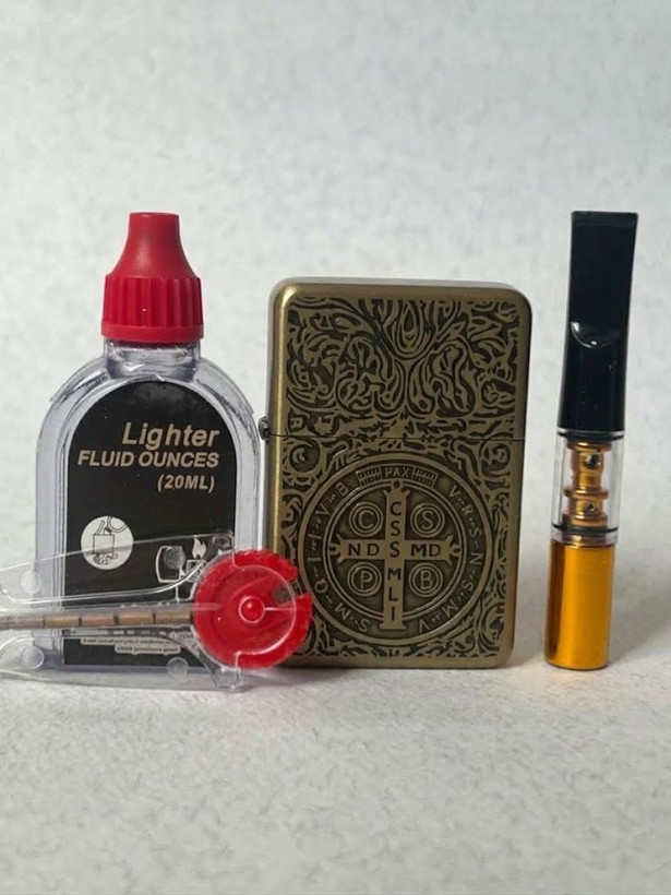پک هدیه ۴ تکه فندک بنزینی لایتر (LIGHTER) طرح کنستانتین در دو رنگ با چوب سیگار و بنزین | فروشگاه بارزار