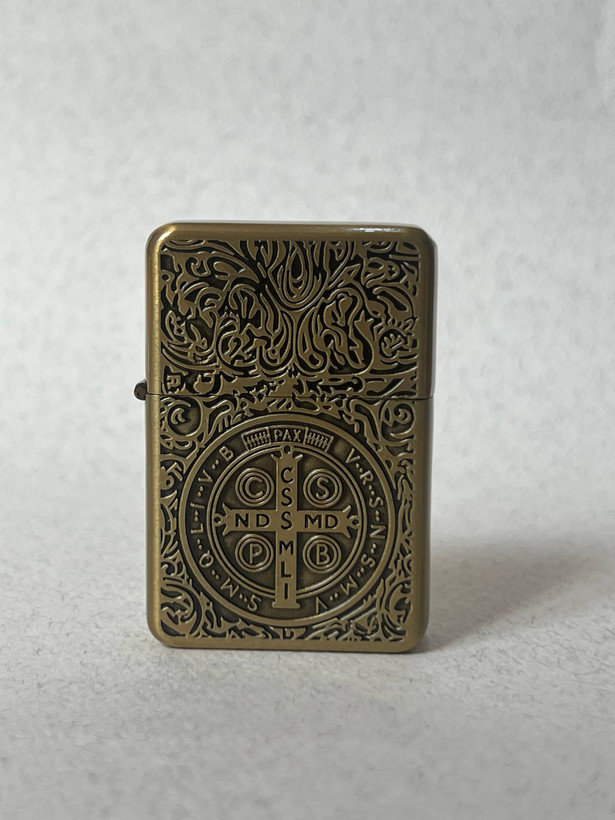 پک هدیه ۴ تکه فندک بنزینی لایتر (LIGHTER) طرح کنستانتین در دو رنگ با چوب سیگار و بنزین | فروشگاه بارزار