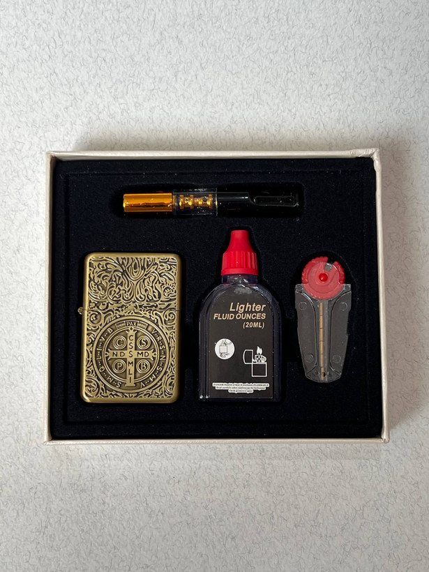 پک هدیه ۴ تکه فندک بنزینی لایتر (LIGHTER) طرح کنستانتین در دو رنگ با چوب سیگار و بنزین | فروشگاه بارزار