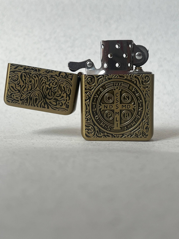 پک هدیه ۴ تکه فندک بنزینی لایتر (LIGHTER) طرح کنستانتین در دو رنگ با چوب سیگار و بنزین | فروشگاه بارزار