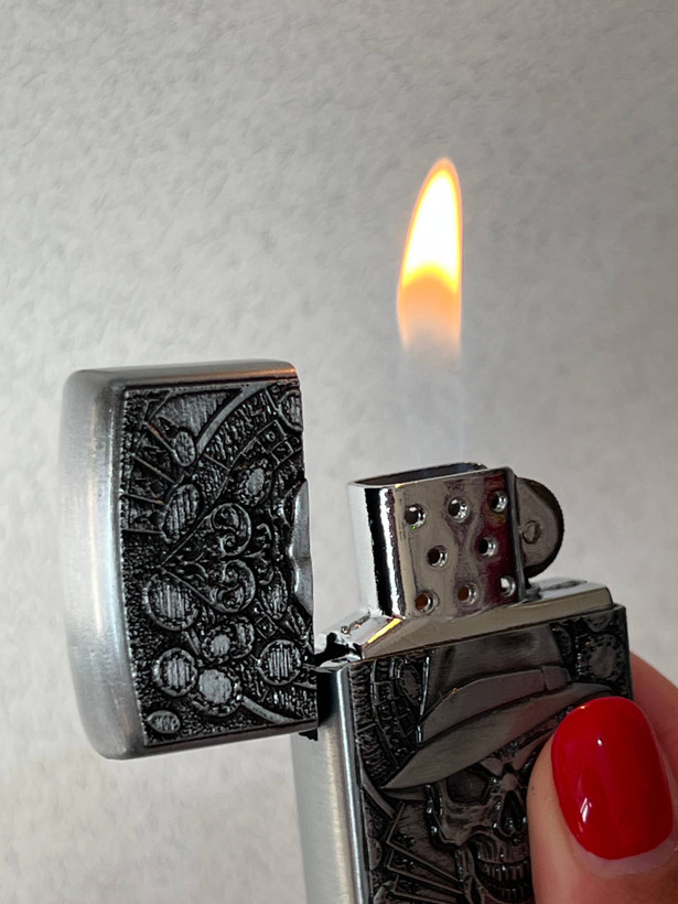 فندک گازی طرح زیپو لایتر (LIGHTER) طرح برجسته اسکلت کلاهدار و ورق در دو رنگ | فروشگاه بارزار