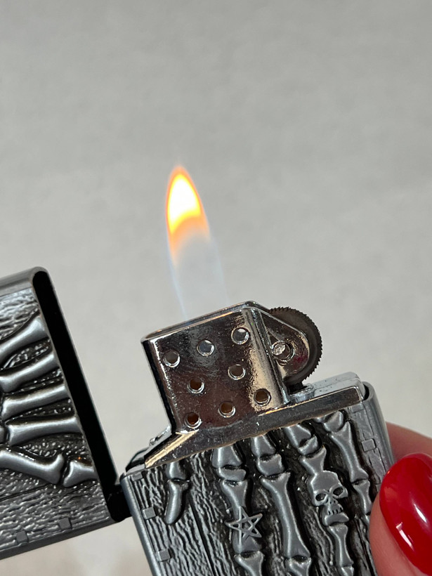 فندک گازی طرح زیپو لایتر (LIGHTER) طرح برجسته دست اسکلتی نقرهای | فروشگاه بارزار