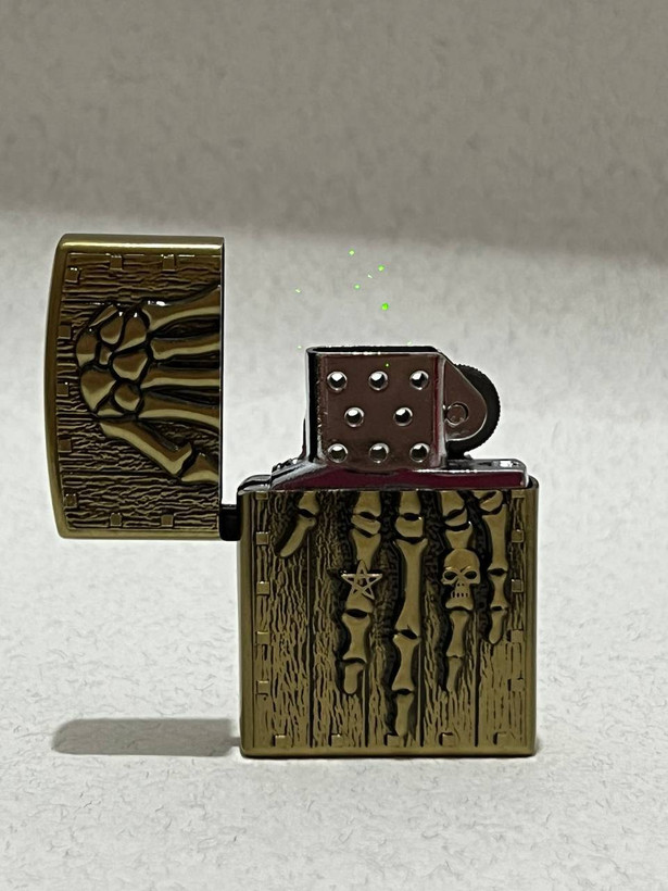 فندک گازی طرح زیپو لایتر (LIGHTER) طرح برجسته دست اسکلتی در دو رنگ | فروشگاه بارزار