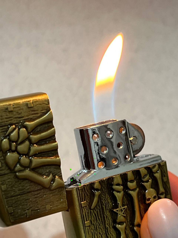فندک گازی طرح زیپو لایتر (LIGHTER) طرح برجسته دست اسکلتی در دو رنگ | فروشگاه بارزار