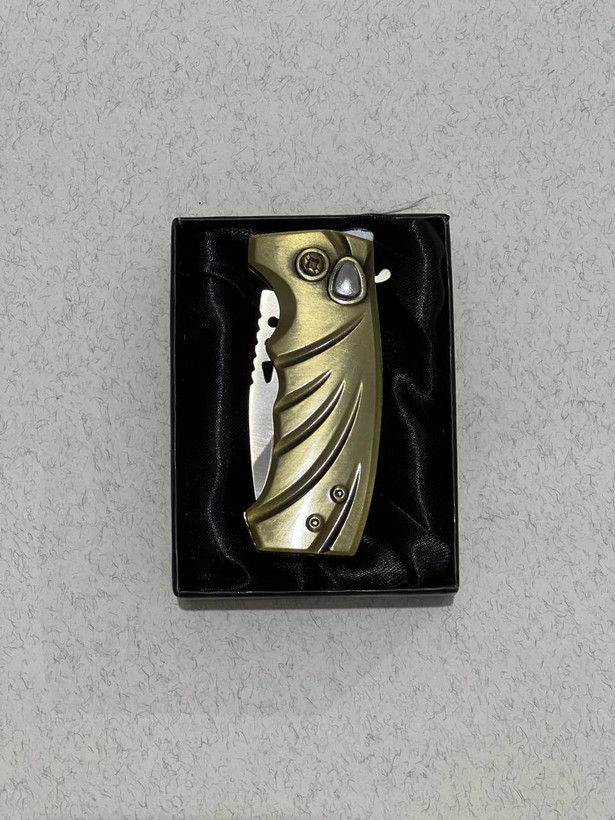 فندک اتمی و چاقو ضامندار دوکاره لایتر (LIGHTER) طرح پنجه ارگونومیک طلایی | فروشگاه بارزار