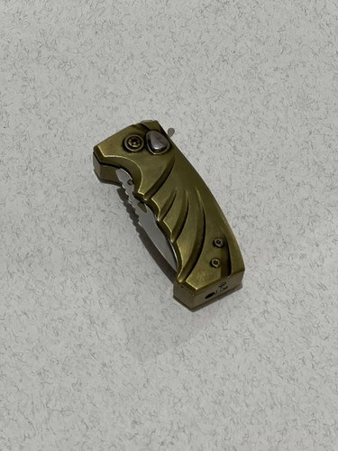 فندک اتمی و چاقو ضامندار دوکاره لایتر (LIGHTER) طرح پنجه ارگونومیک طلایی | فروشگاه بارزار